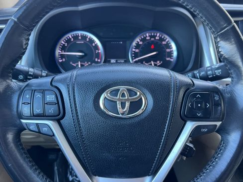 Used 2014 Toyota Highlander Plus FWD image 25