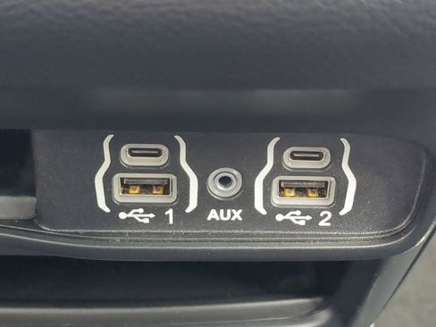 Used 2025 Chrysler Pacifica Select image 22