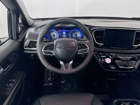 Used 2025 Chrysler Pacifica Select image 29