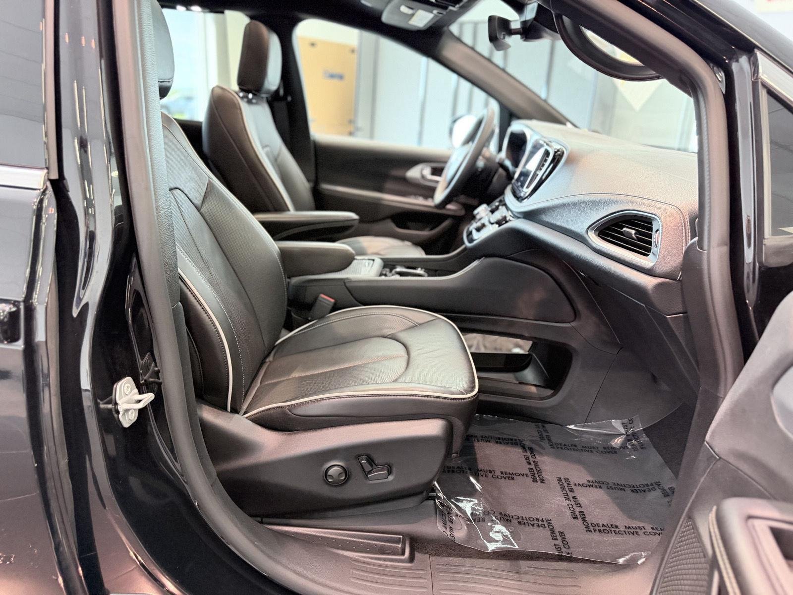 Used 2026 Chrysler Pacifica Limited FWD image 33