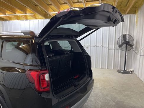 Used 2023 GMC Acadia SLT w/ Preferred Package image 10