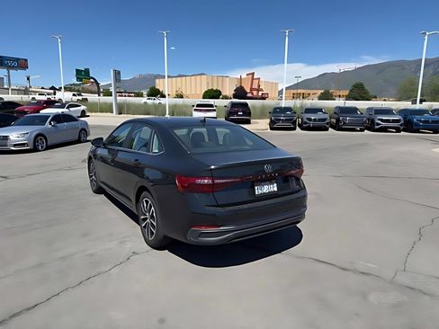 Used 2025 Volkswagen Jetta SE w/ Sunroof Package FWD image 3