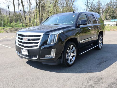 Used 2017 Cadillac Escalade Premium Luxury AWD/4WD image 3