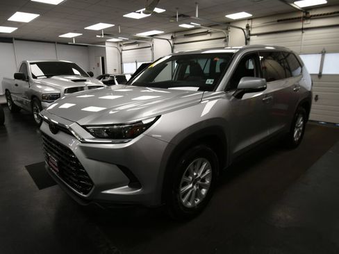 Used 2025 Toyota Grand Highlander AWD image 3