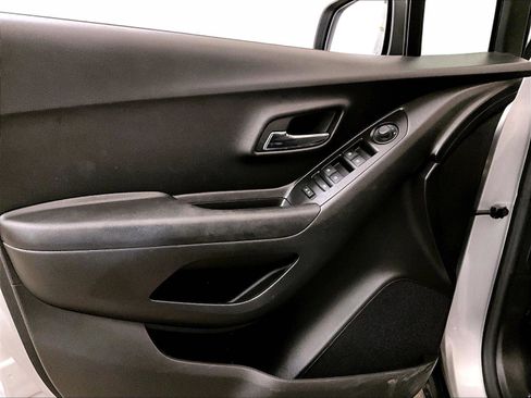 Used 2022 Chevrolet Trax LT w/ LT Convenience Package image 22