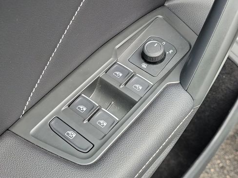 Used 2024 Volkswagen Tiguan SE FWD image 19