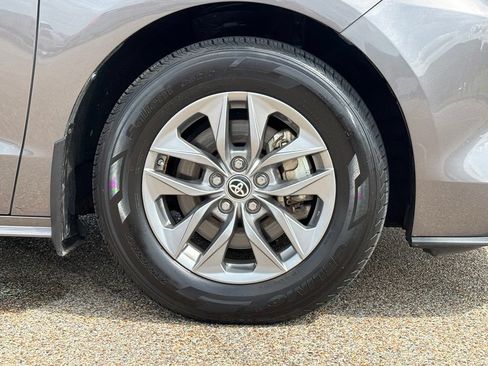 Used 2024 Toyota Sienna LE w/ LE Plus Package FWD image 8
