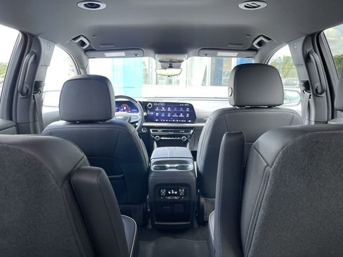 Used 2024 Chevrolet Traverse RS image 47