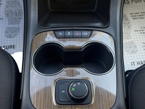 Used 2023 GMC Acadia SLE image 10