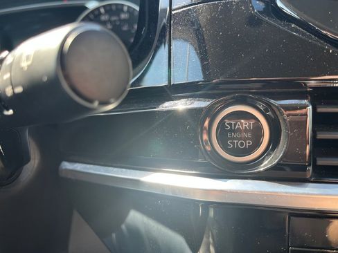 Used 2024 Nissan Pathfinder SV image 18