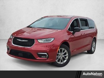 Used 2025 Chrysler Pacifica Select