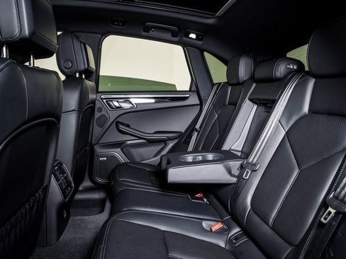 Certified 2025 Porsche Macan image 17