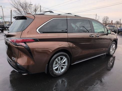 Used 2024 Toyota Sienna Limited image 5