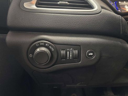 Used 2015 Chrysler 200 Limited w/ Convenience Group image 37