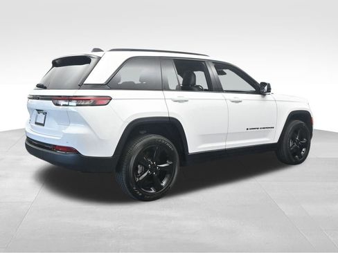 Used 2025 Jeep Grand Cherokee Altitude image 6