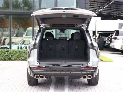 Used 2025 Chevrolet Traverse RS FWD image 7