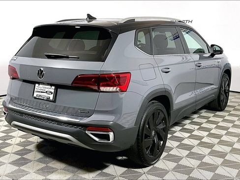 Used 2024 Volkswagen Taos SE w/ Panoramic Sunroof Package AWD/4WD image 9