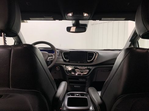 Used 2025 Chrysler Pacifica Select FWD image 22