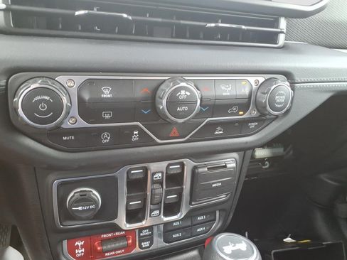 Used 2025 Jeep Wrangler Unlimited Rubicon AWD/4WD image 19