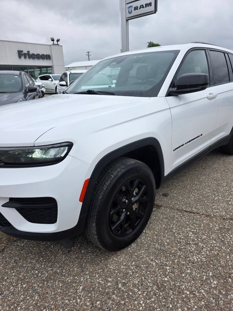 Used 2024 Jeep Grand Cherokee Altitude AWD/4WD image 4