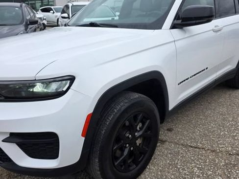 Used 2024 Jeep Grand Cherokee Altitude AWD/4WD image 4
