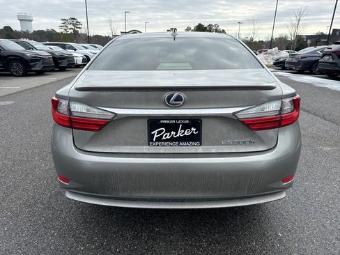 Used 2016 Lexus ES 300h w/ Luxury Package w/Wood Trim image 6