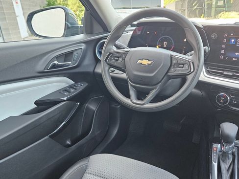 Used 2025 Chevrolet Trax LT FWD image 9