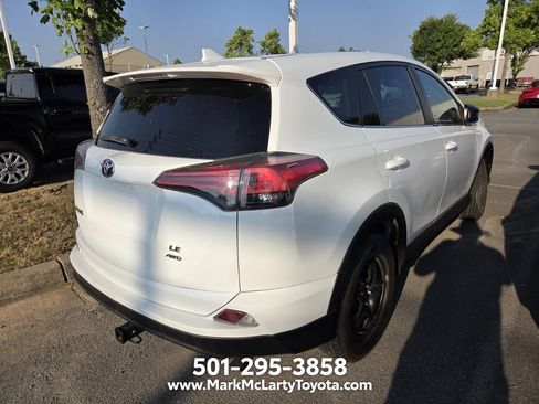 Used 2018 Toyota RAV4 LE AWD/4WD image 10
