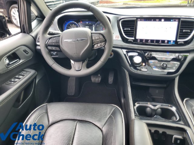 Used 2026 Chrysler Pacifica Limited w/ S Appearance Package FWD image 17