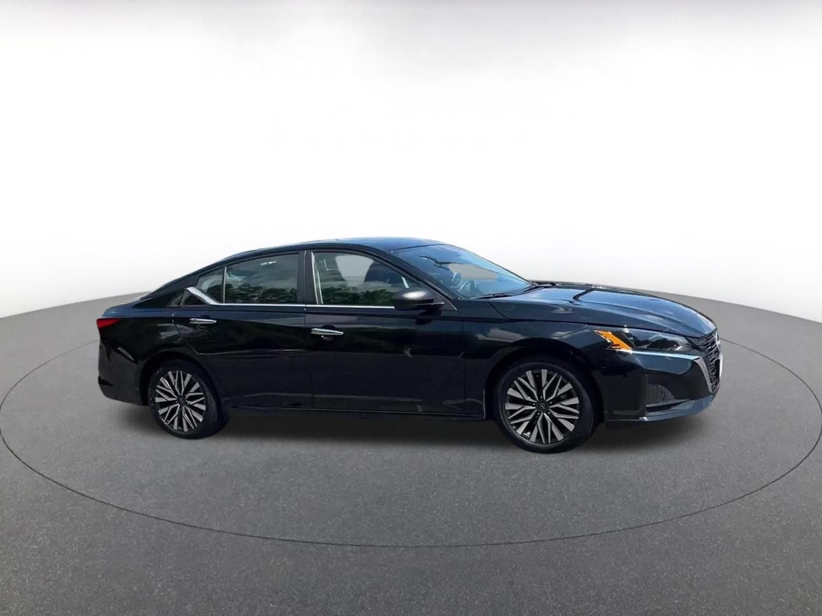 Used 2025 Nissan Altima 2.5 SV FWD image 2