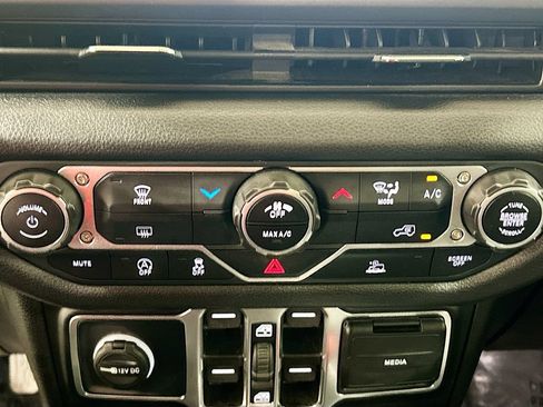 Used 2025 Jeep Gladiator Mojave AWD/4WD image 13