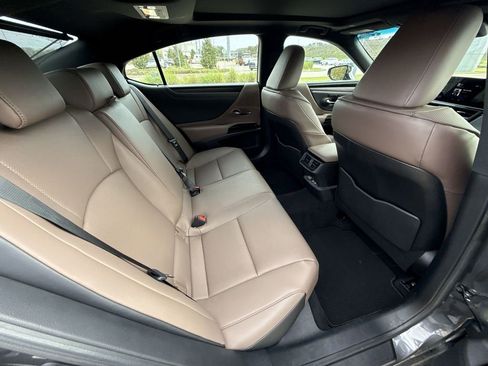 Used 2025 Lexus ES 350 w/ Premium Package image 17