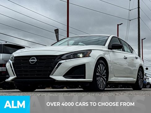 Used 2025 Nissan Altima 2.5 SV FWD image 2
