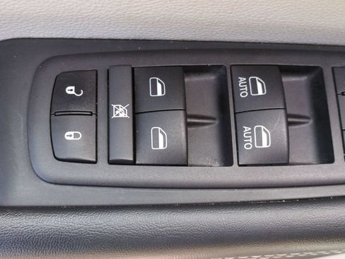 Used 2024 Chrysler Pacifica Touring-L FWD image 16