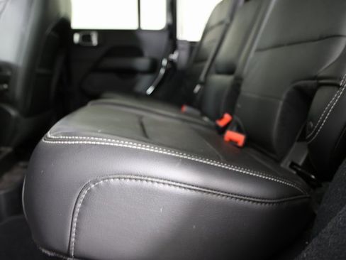 Used 2018 Jeep Wrangler Unlimited Sahara image 3