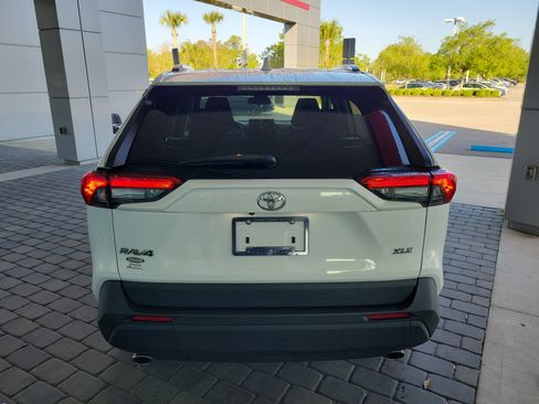 Used 2022 Toyota RAV4 XLE w/ Convenience Package image 5