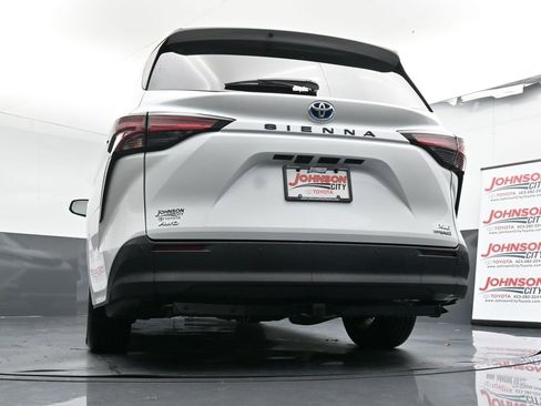 Used 2022 Toyota Sienna XLE image 22