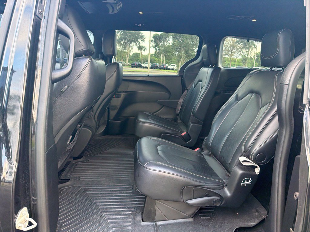 Used 2021 Chrysler Pacifica Touring-L w/ S Appearance Package FWD image 10