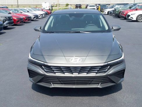 New 2026 Hyundai Elantra SE FWD image 2