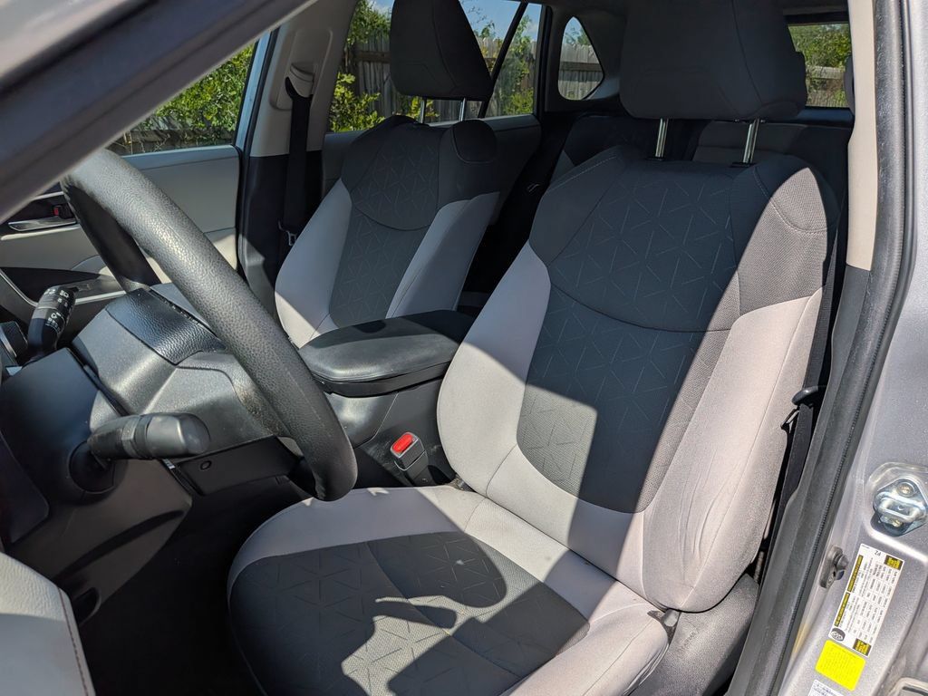 Used 2021 Toyota RAV4 XLE FWD image 12