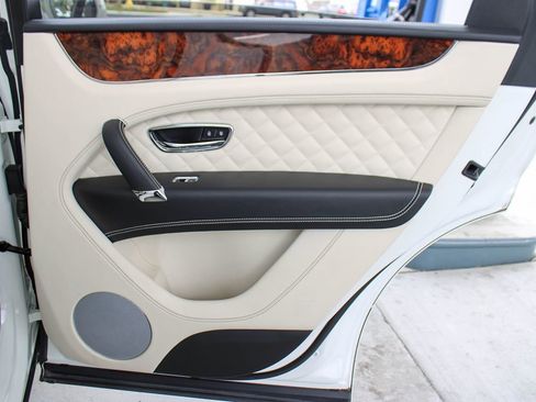 Used 2020 Bentley Bentayga Plug-In Hybrid AWD/4WD image 45