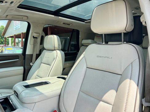 Used 2021 GMC Yukon Denali w/ Denali Premium Package image 19