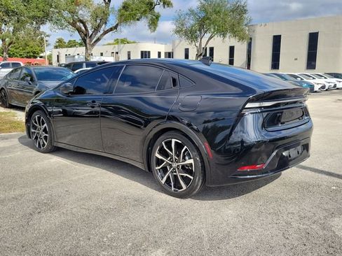 Used 2025 Toyota Prius Plug-In Hybrid image 3