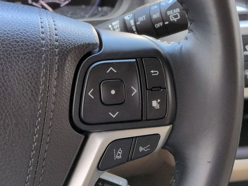 Used 2017 Toyota Highlander XLE w/ Carpet Mat Package AWD/4WD image 28