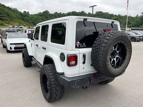 Used 2019 Jeep Wrangler Unlimited Sahara w/ Uconnect 4C Nav & Sound Group AWD/4WD image 3