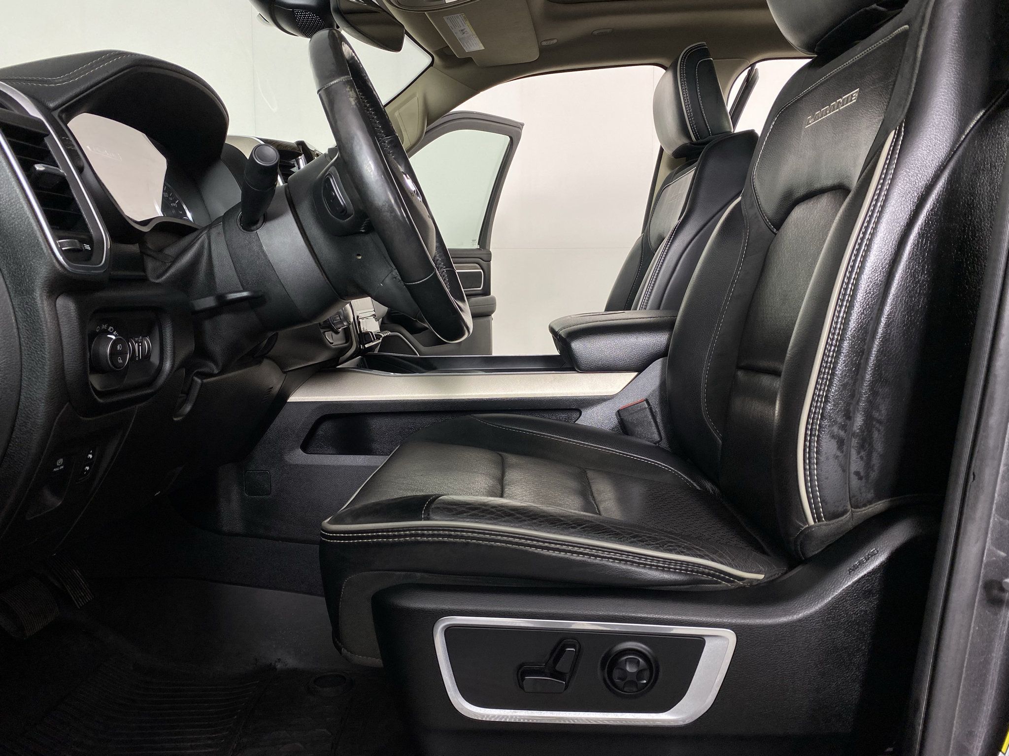 Used 2019 RAM 1500 Laramie AWD/4WD image 21