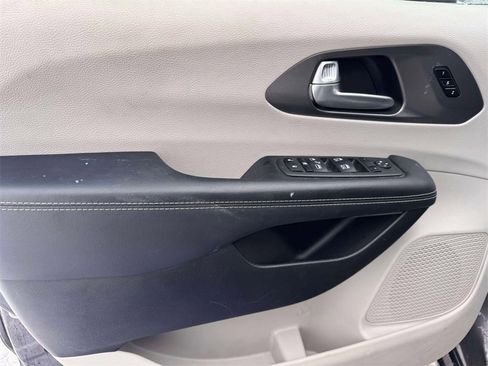 Used 2023 Chrysler Pacifica Touring-L image 11