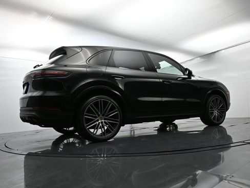 Used 2022 Porsche Cayenne Platinum Edition image 53