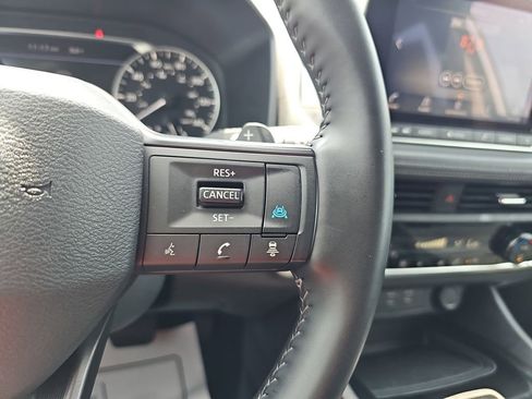 Used 2025 Nissan Rogue SV FWD image 18