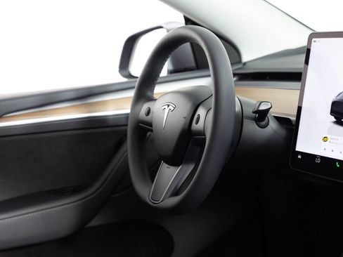 Used 2025 Tesla Model Y Long Range RWD image 25